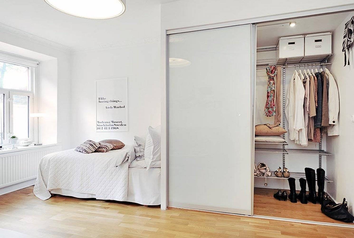 Гардеробная в небольшой спальне: как воплотить в реальность