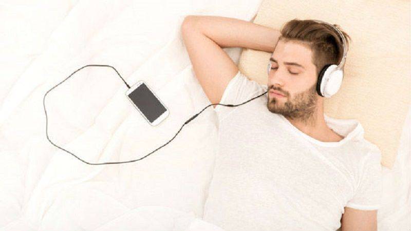 Можно ли спать в наушниках с музыкой