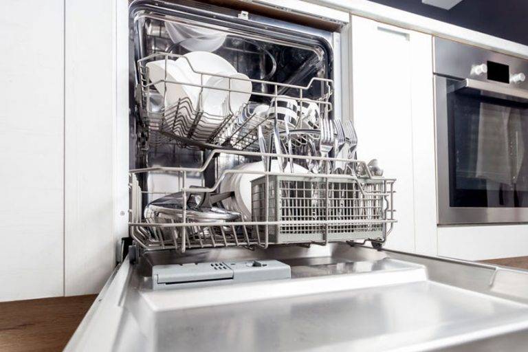 Нужна ли в доме посудомоечная машина?