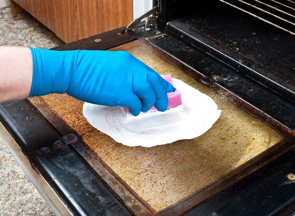 Чем отмыть жир на кухонных шкафах без ущерба для мебели