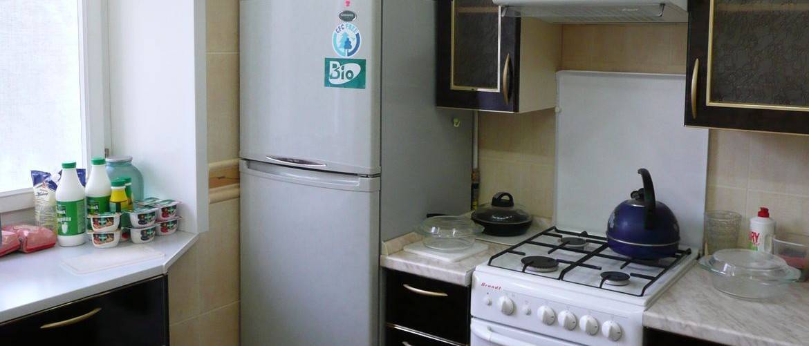 Холодильник рядом с плитой и др. «теплой» техникой – это возможно? (30 фото)