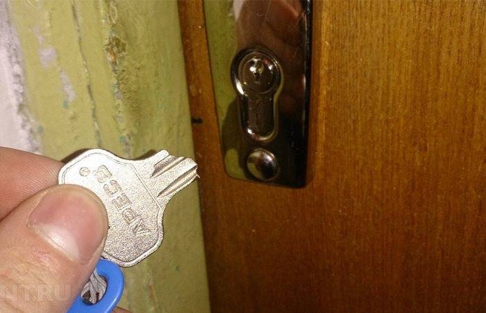 Как открыть замок межкомнатной двери без ключа
