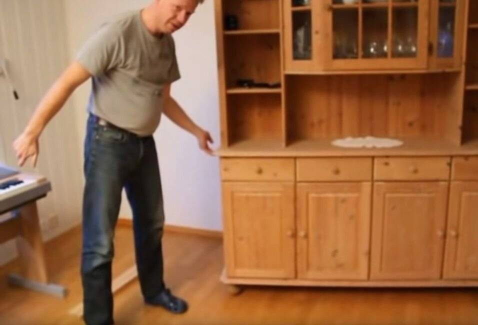Как передвинуть тяжелую мебель, шкаф без ножек не поцарапав пол?