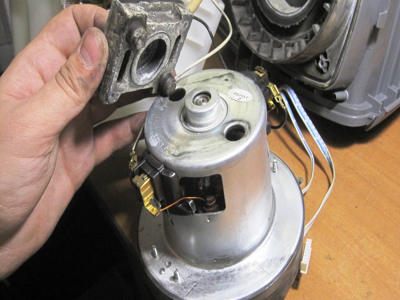 Почему сильно искрят щетки в электродвигателе пылесоса и что делать