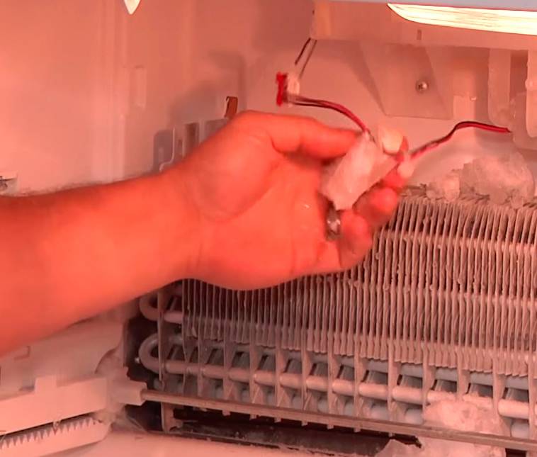 Сильно гудит холодильник – что делать?