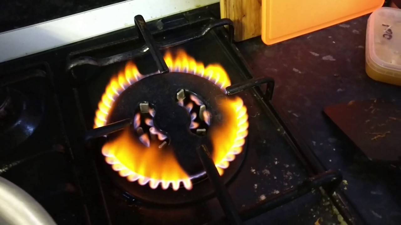 Коптит газовая плита – что делать и в чем причина?