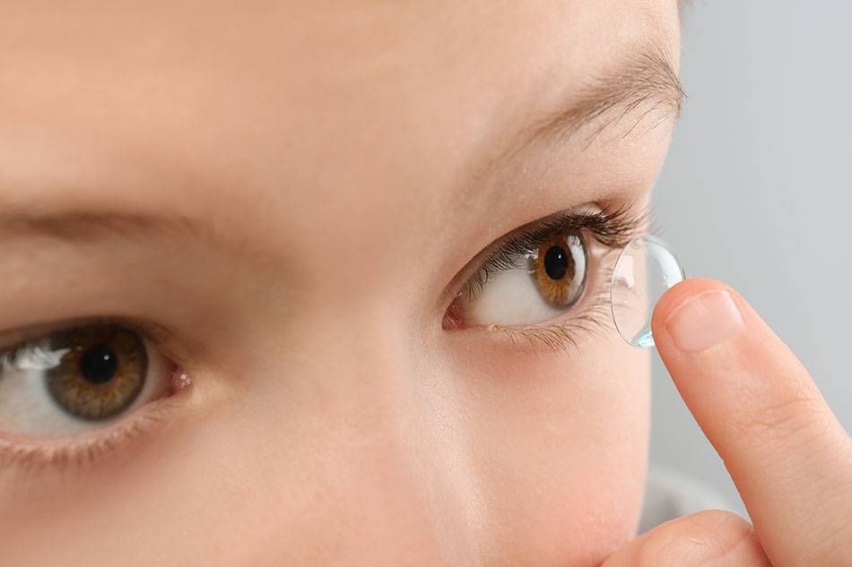 Мнения офтальмологов разделились: со скольки лет можно носить линзы для коррекции зрения?
