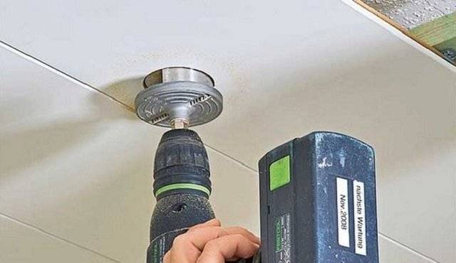 Как правильно сделать отверстие в натяжном потолке