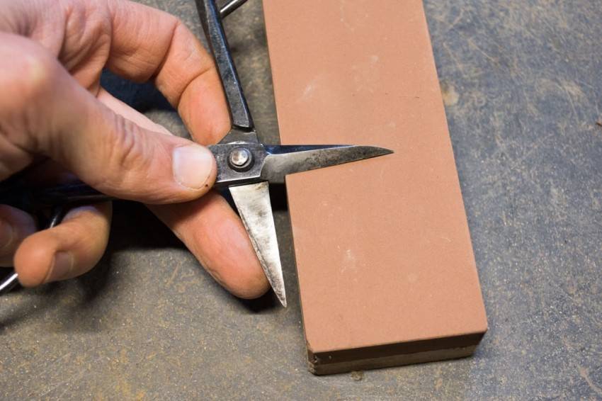 Как заточить ножницы: заточка в домашних условиях иголкой, напильником и точильным бруском