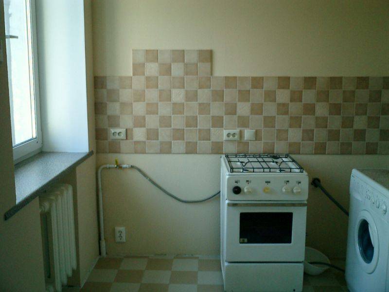 Перенос газовой плиты в пределах кухни — нужна ли дверь на кухню? можно ли ставить плиту у окна? нормы и требования перепланировки