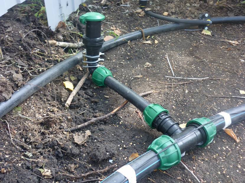 Водопровод для полива огорода на даче: варианты прокладки труб, особенности полипропиленового трубопровода