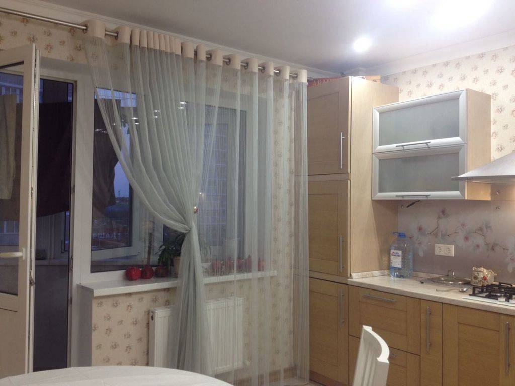 Какие выбрать шторы на кухню с балконной дверью