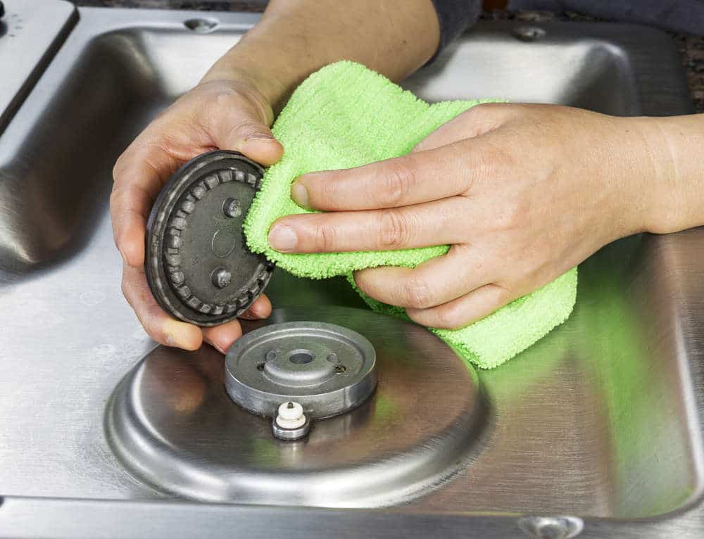 Как почистить газовые конфорки в домашних условиях: лучшие способы