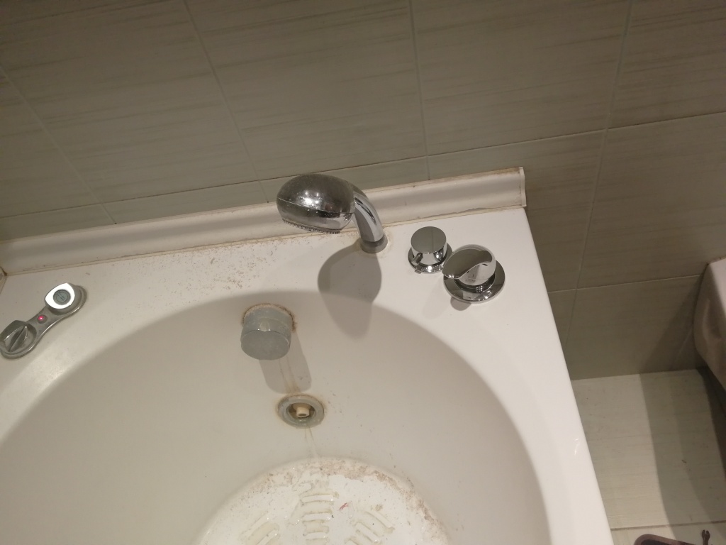 Установка смесителя на акриловую ванну своими руками: чем сверлить и стоит ли за это браться самому