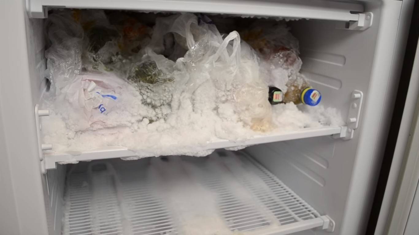 5 способов как быстро убрать запах из холодильника в домашних условиях