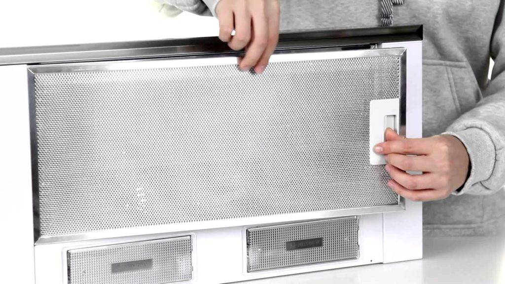 Как часто нужно менять угольный фильтр в кухонной вытяжке?