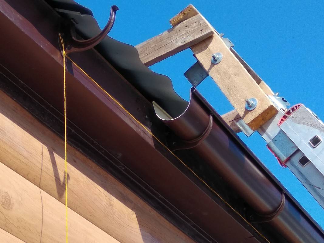 Как закрепить желоба водостока если крыша уже покрыта - строительный портал №1
