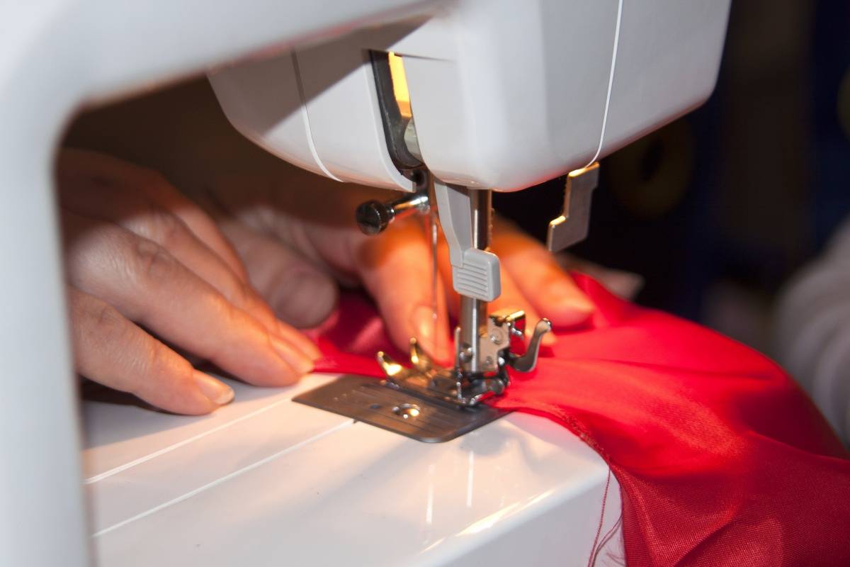 Как пользоваться ручной швейной машинкой