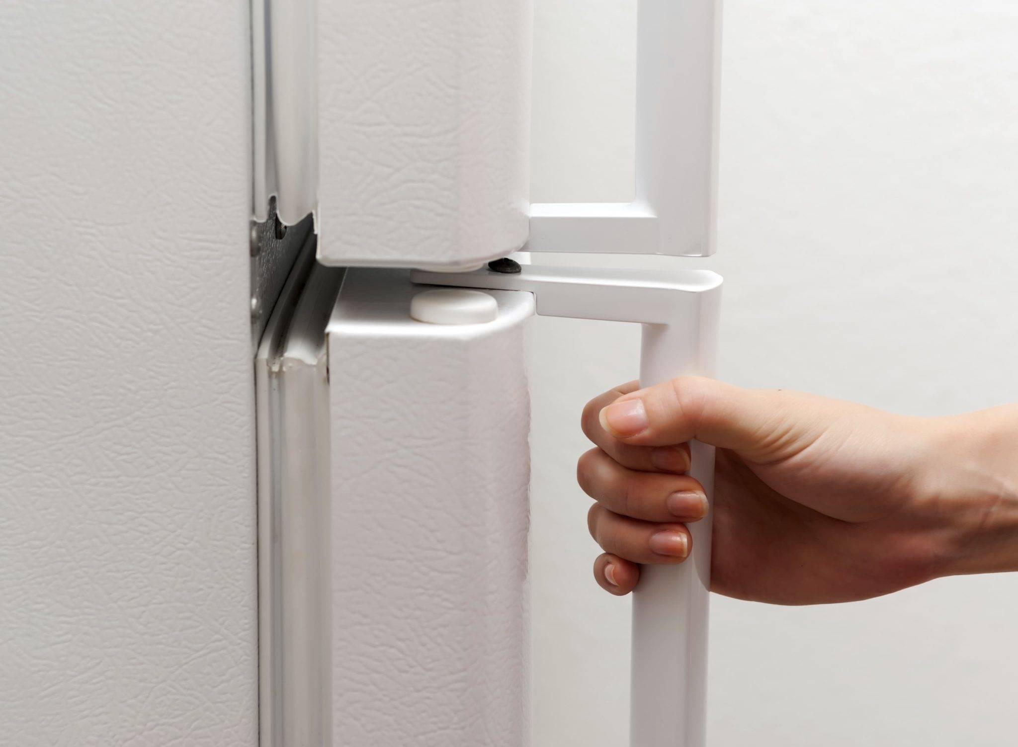 Не закрывается дверь холодильника, отходит: 8 причин