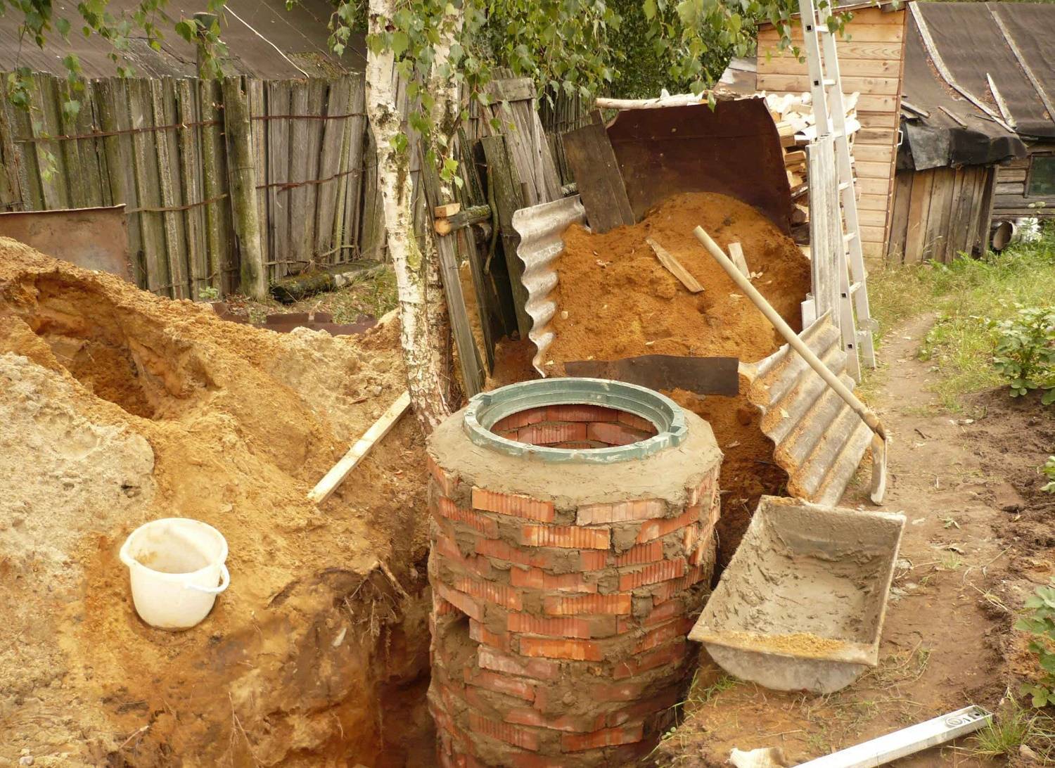 Как сделать сливную яму в частном доме своими руками?