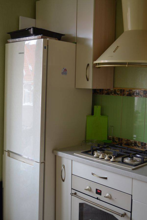 Можно ли ставить холодильник рядом с газовой плитой на кухне: электрической, какое минимальное расстояние должно быть между, как защитить, что проложить, перегородка, ответ специалиста