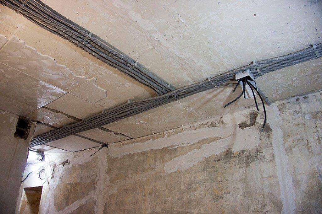 Проводка по потолку в квартире: монтаж, схема разводки электрики, нормы и требования