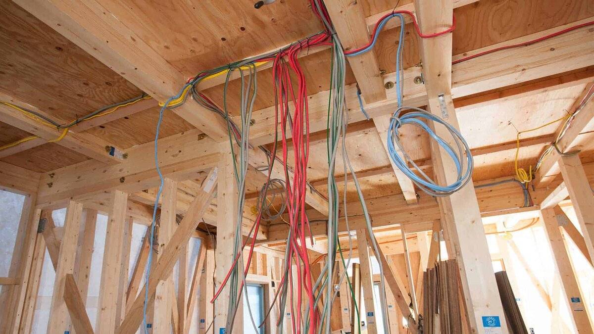 Электропроводка в деревянном доме: правила проектирования + пошаговый монтаж