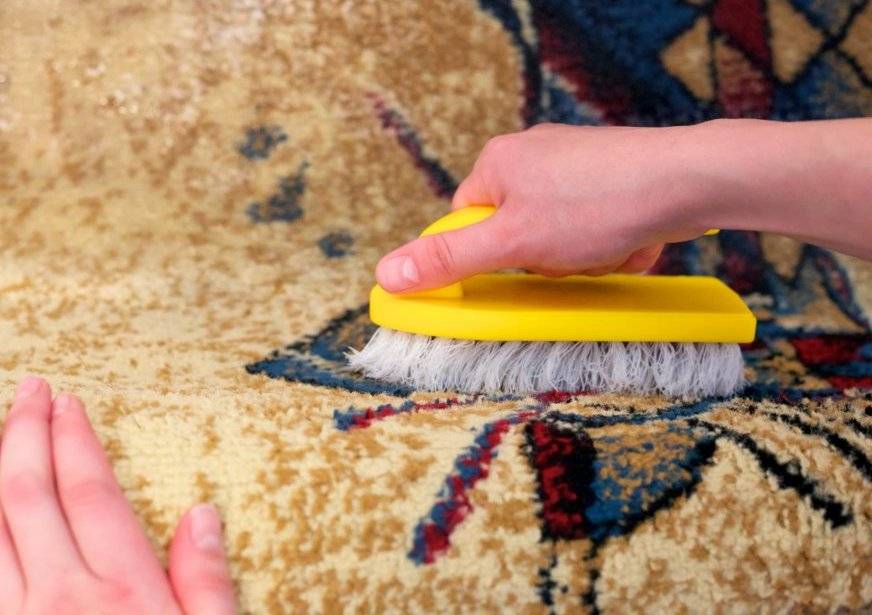 Как почистить палас в домашних условиях от грязи, запаха и пятен - лучшие способы