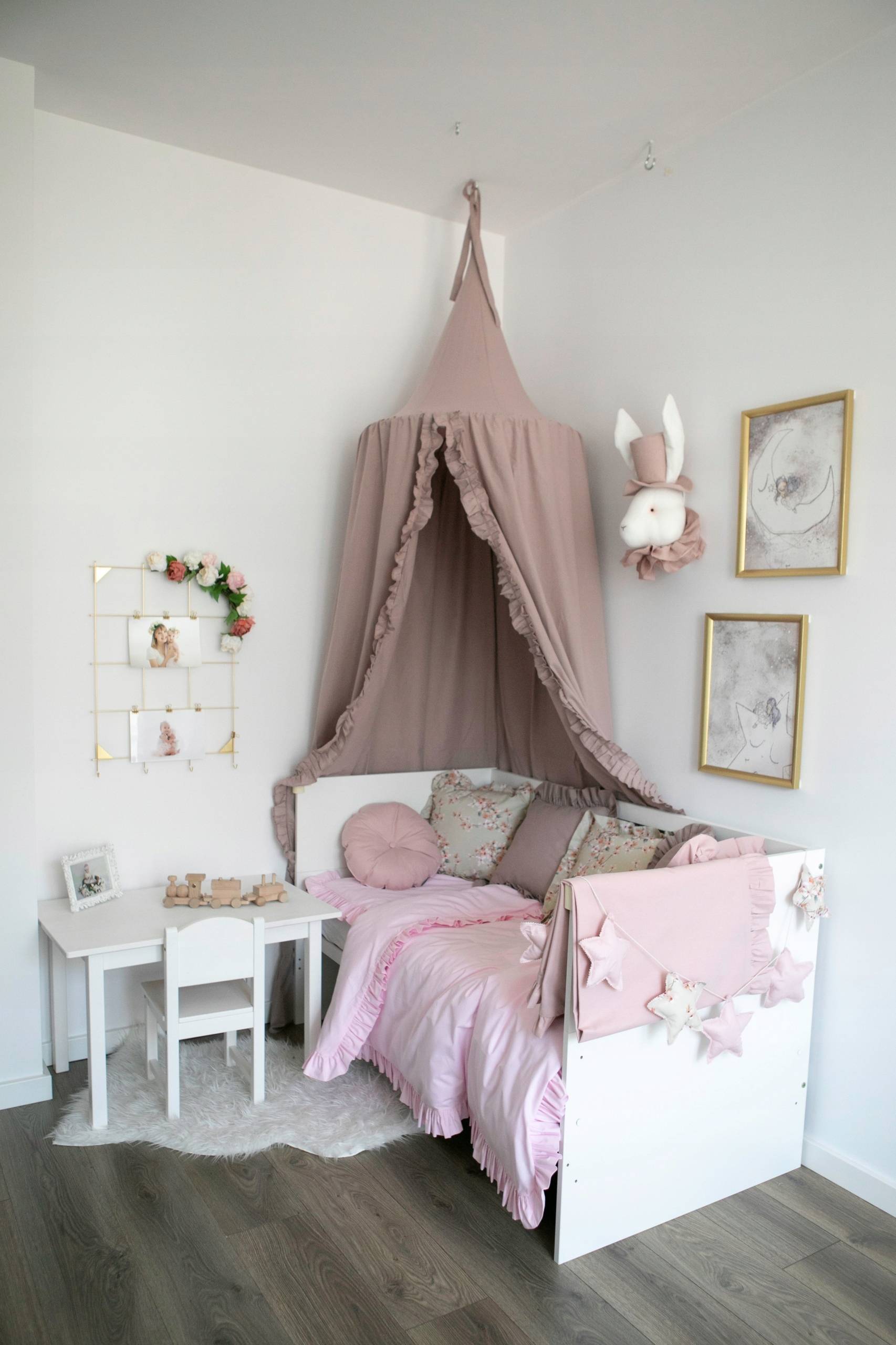 Кровать с балдахином, навесом, шатром: как сделать на взрослую двухъярусную кровать
 - 31 фото