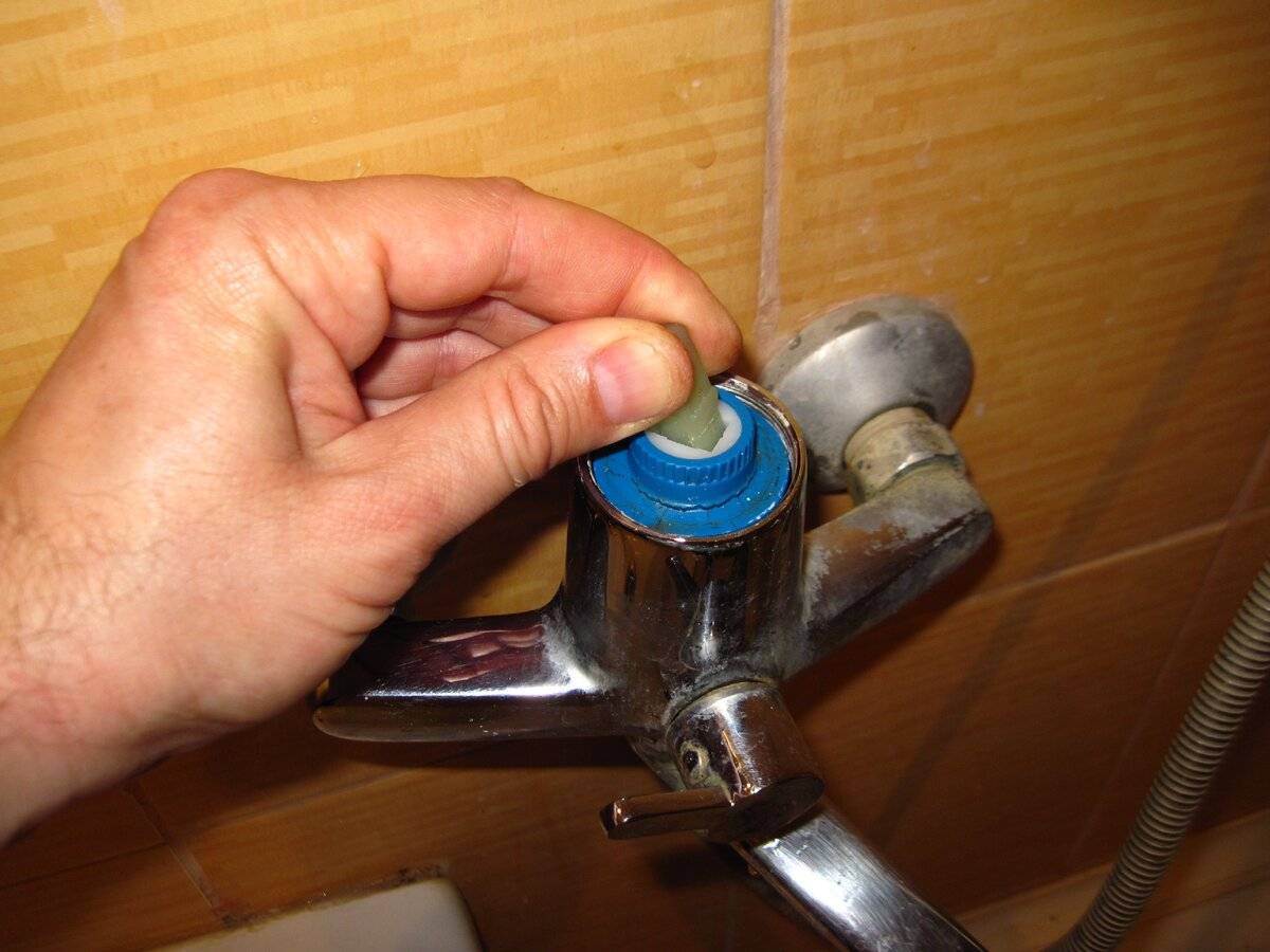 Как отремонтировать смеситель в ванной с душем: видео - как починить кран в ванной комнате