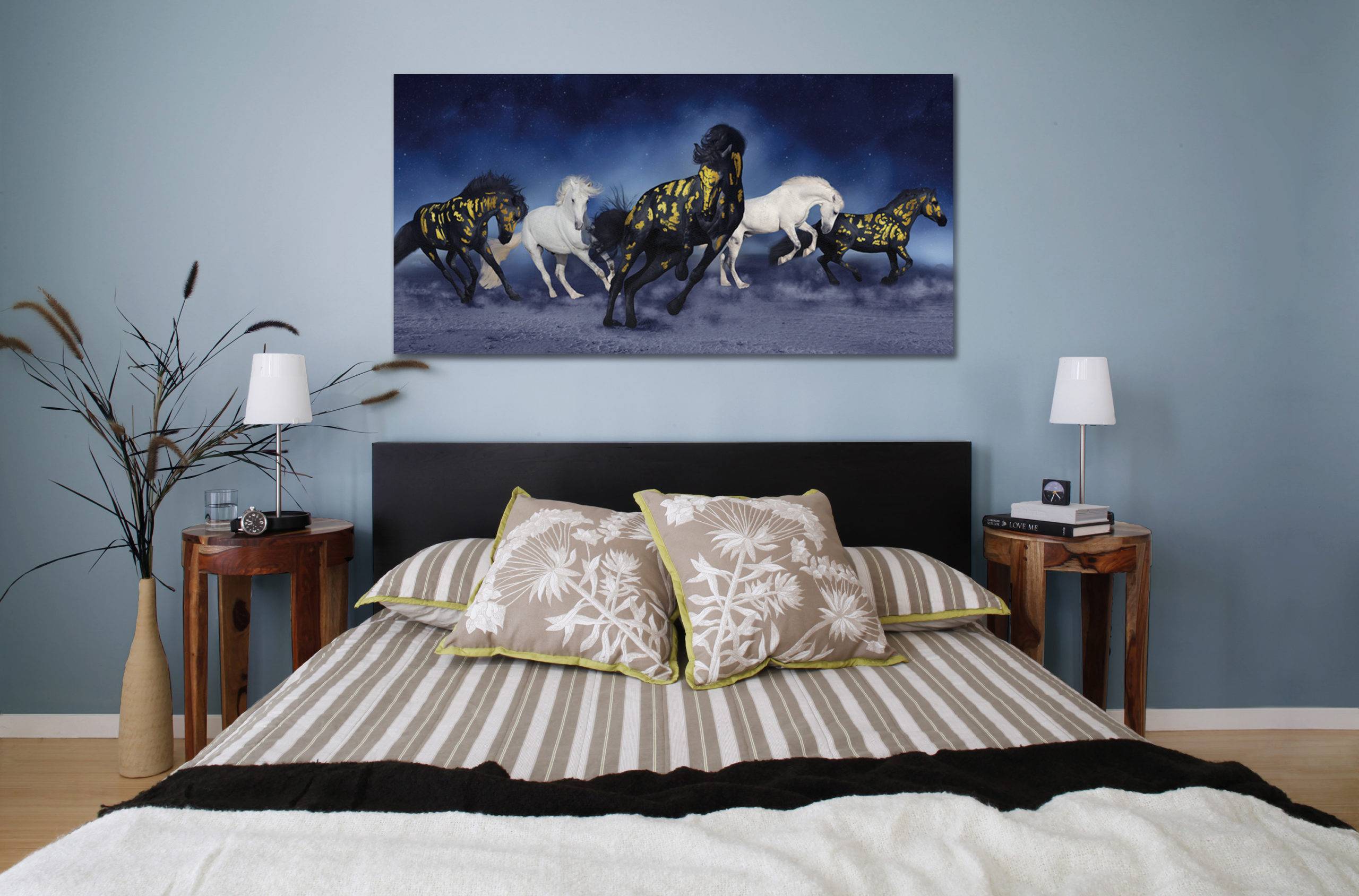 Какую повесить картину в спальне над кроватью - стильный дизайн