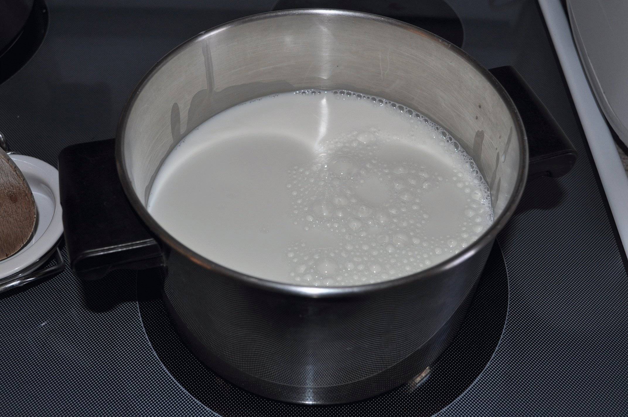 Как прокипятить молоко - wikihow