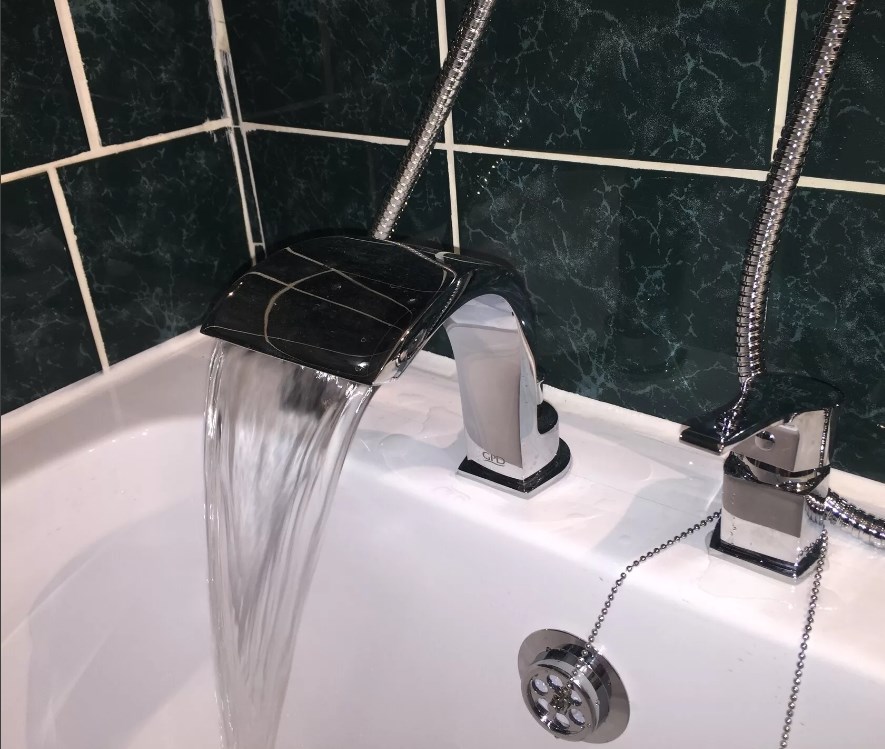 Как установить смеситель в ванной на стену