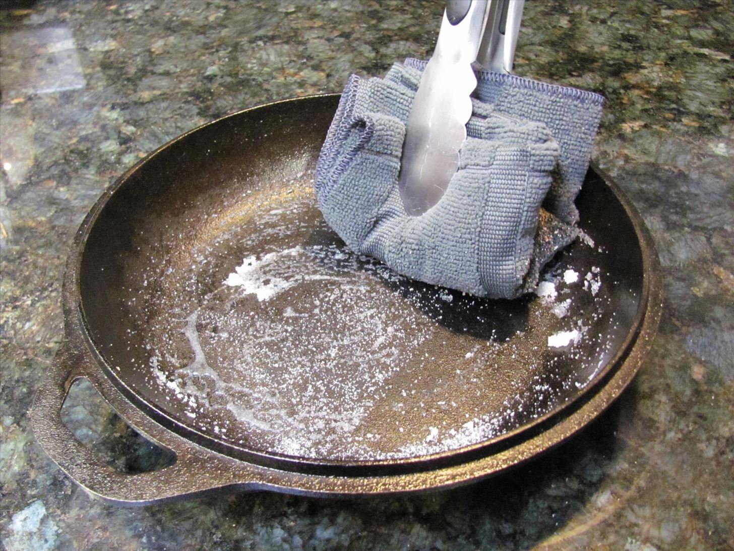 Как очистить тефлоновою, чугунную, алюминиевую и медную сковороду от нагар, жира и ржавчины