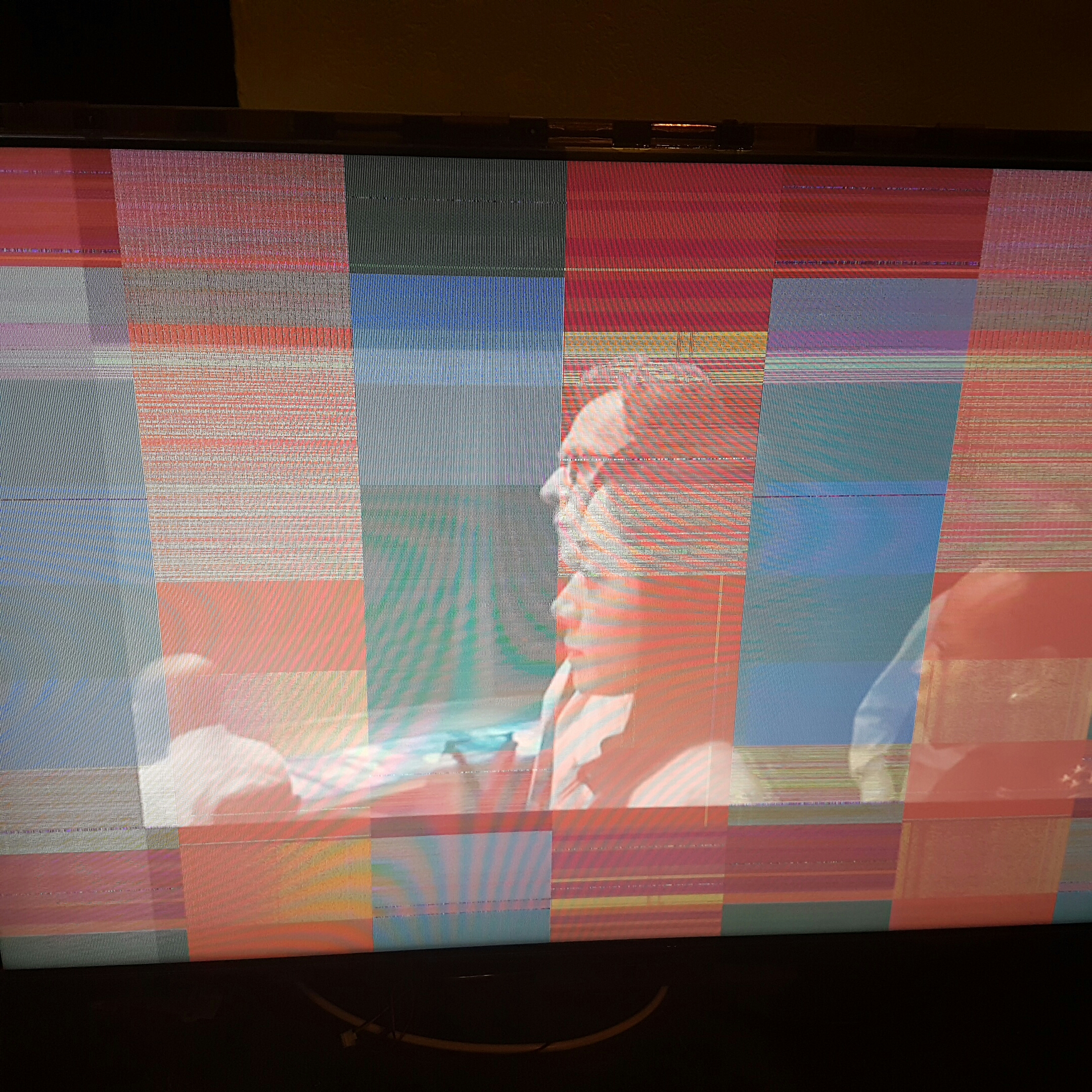 Появилась зеленая вертикальная полоса на телевизоре
