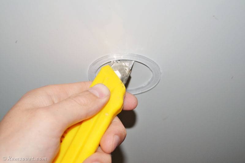 Как сделать отверстие в натяжном потолке своими руками под люстру или светильники
