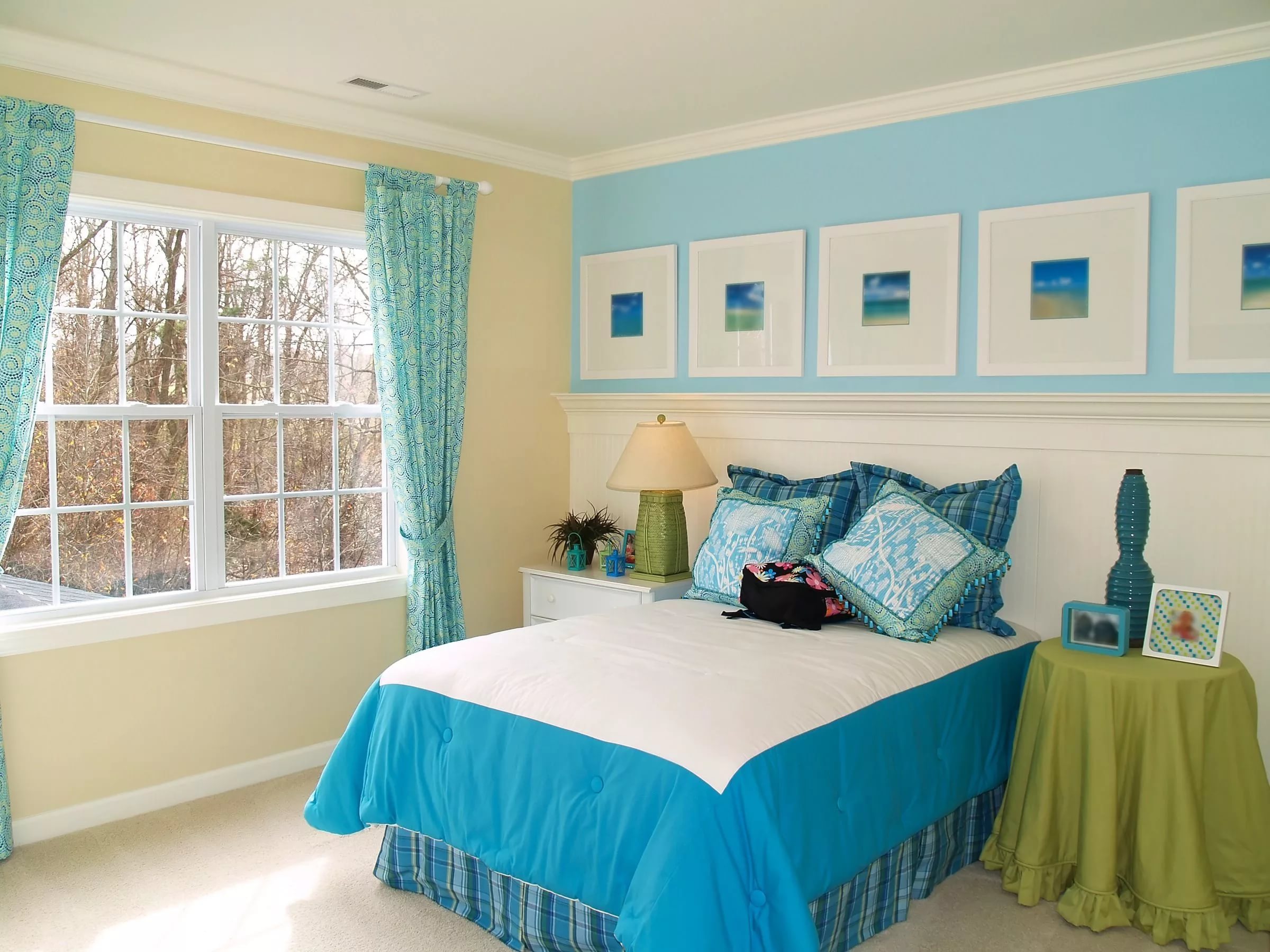 Дизайн комнат с голубыми обоями, фото спальни, детской, гостиной, кухни, примеры удачного сочетания белого, серого, золотого цвета с обоями голубыми