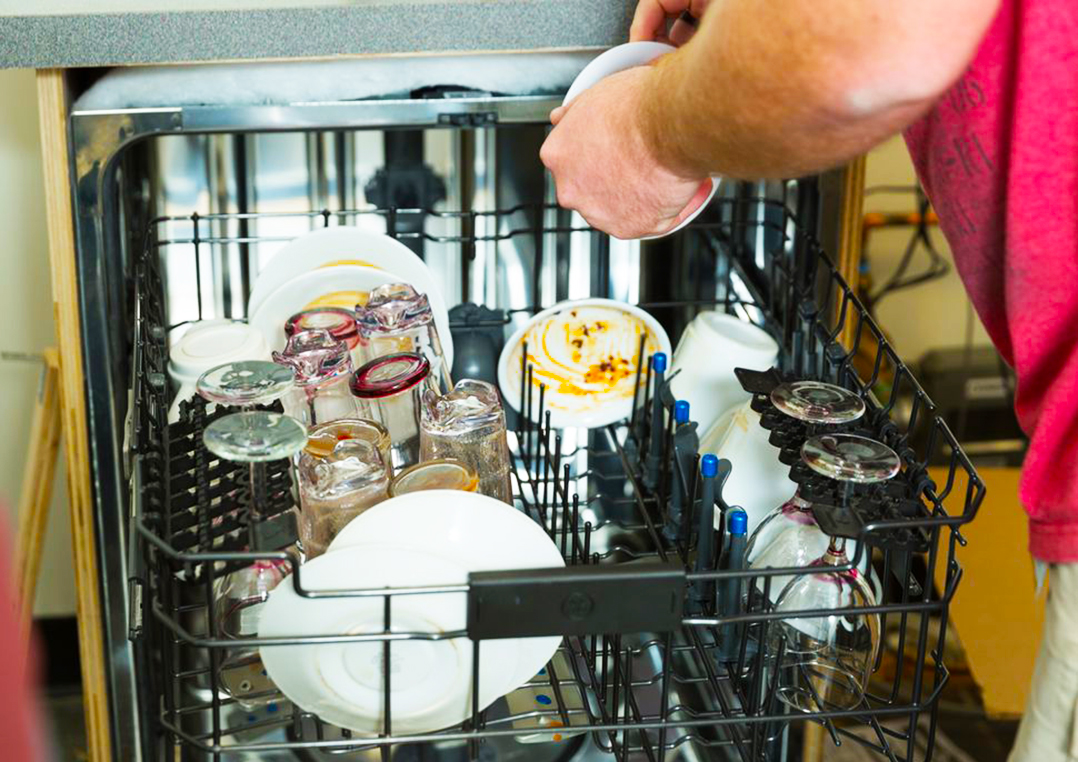 Почему посудомоечная машина моет плохо, причина белого налета на посуде
