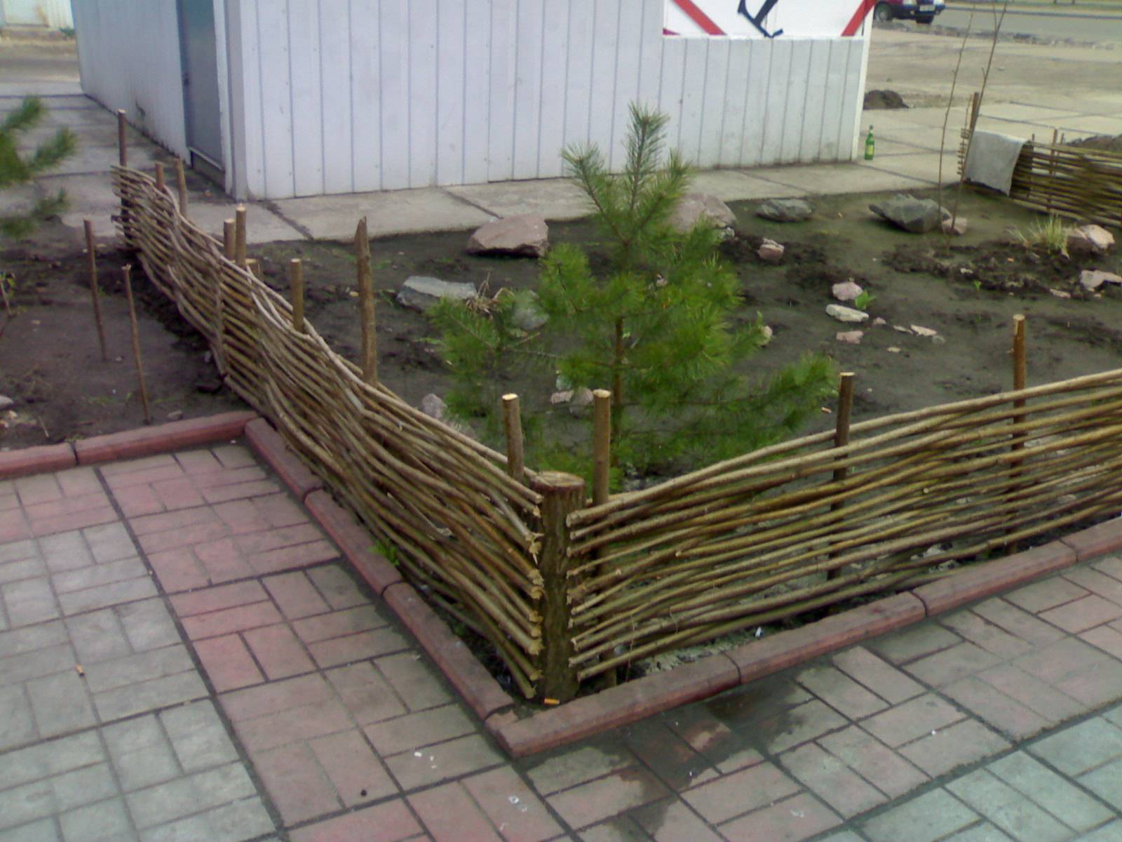 Забор из веток деревьев или кустарников своими руками [20 фото] | «mz»