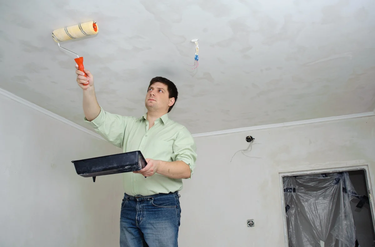 Побелить потолок своими руками: легко и экономно