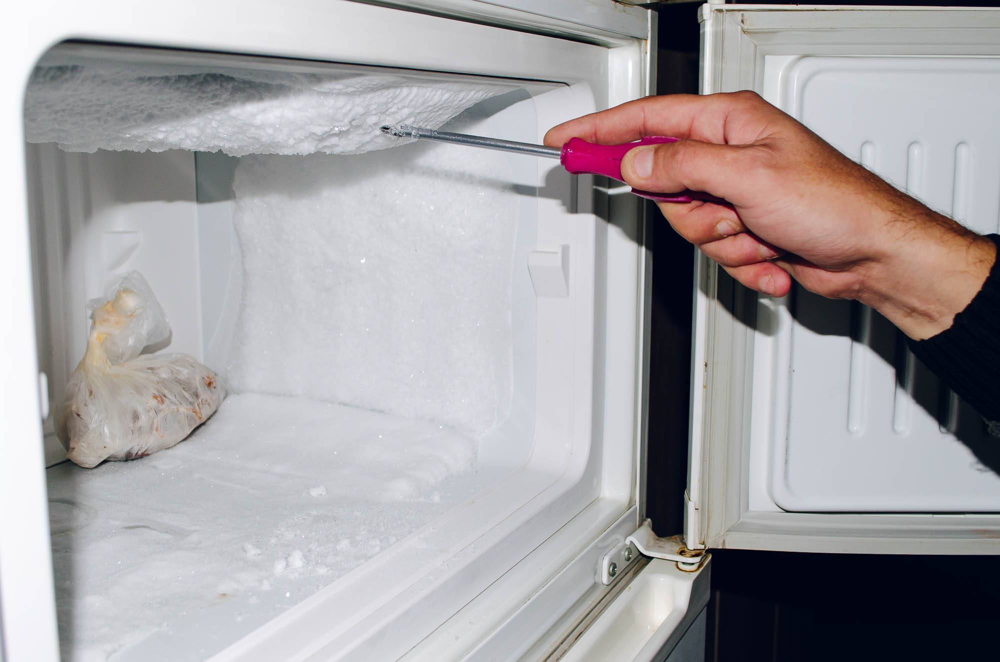 Почему не морозит морозилка, не работает – причины
