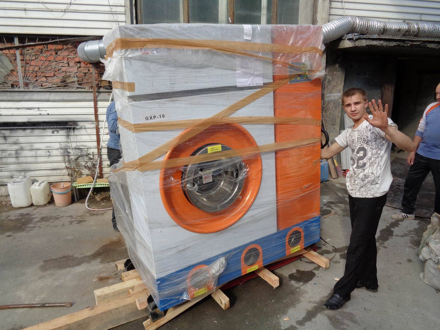 Как правильно перевозить стиральную машину: лежа, на боку, без транспортировочных болтов