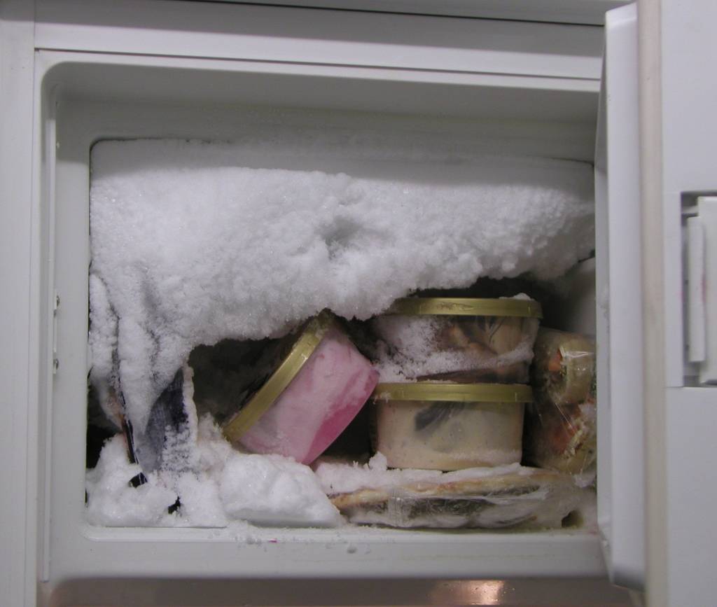 Почему холодильник щелкает при работе — причины