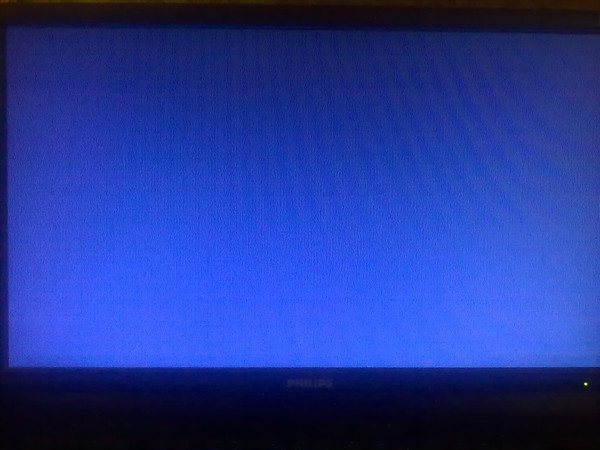 Синий экран без надписей. Голубой экран телевизора. Голубой экран. Белые пятна на экране ноутбука.