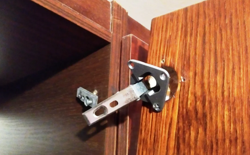 Как починить дверь шкафа, петли из дсп вырвало, ремонт своими руками – metaldoors