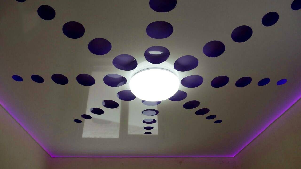 Перфорированные натяжные потолки, фото, с подсветкой в зале