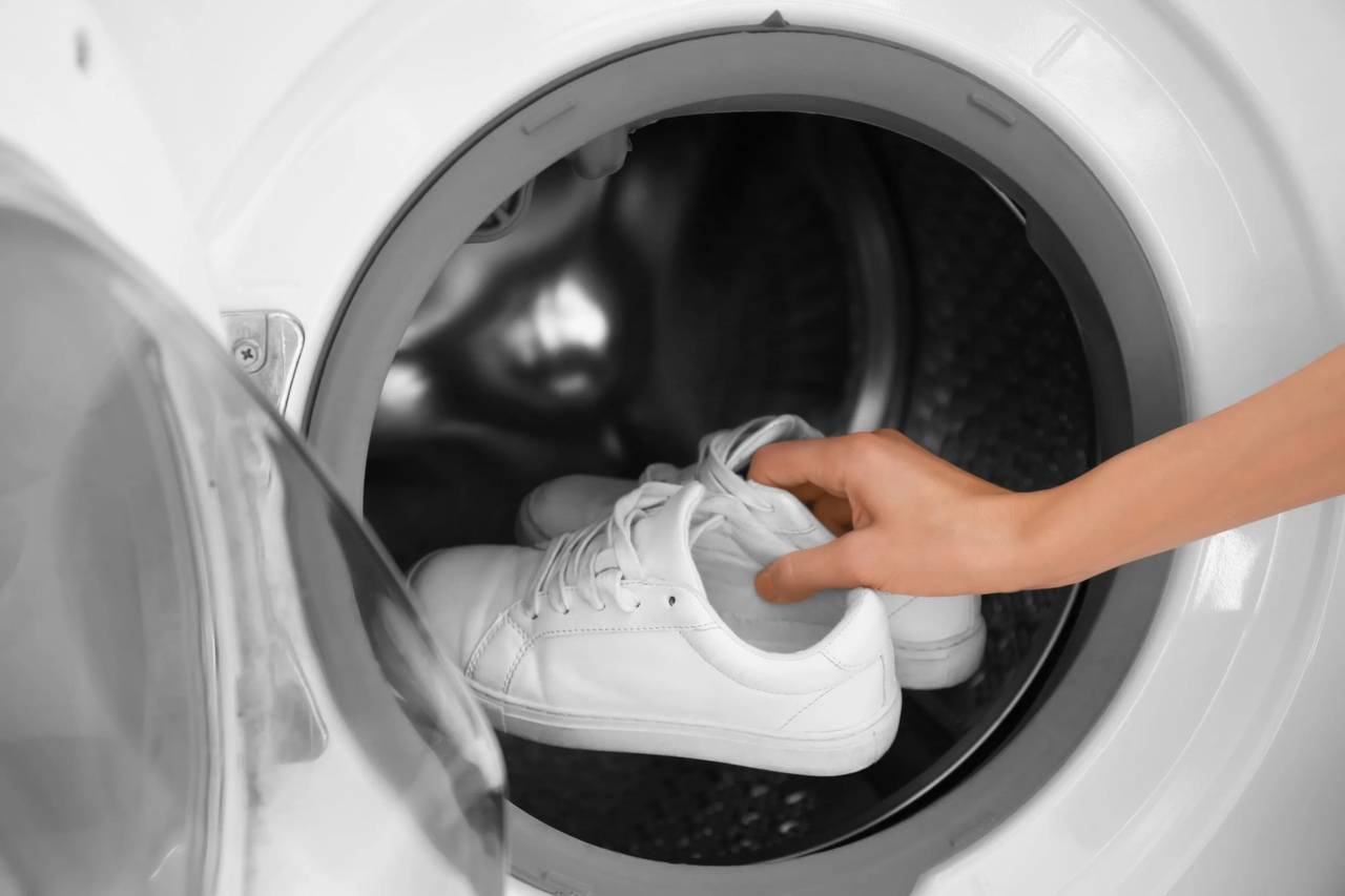 Как стирать кеды: можно ли в стиральной машине-автомат (на каком режиме, при какой температуре, с отжимом или без, в мешке или без), как правильно вручную?