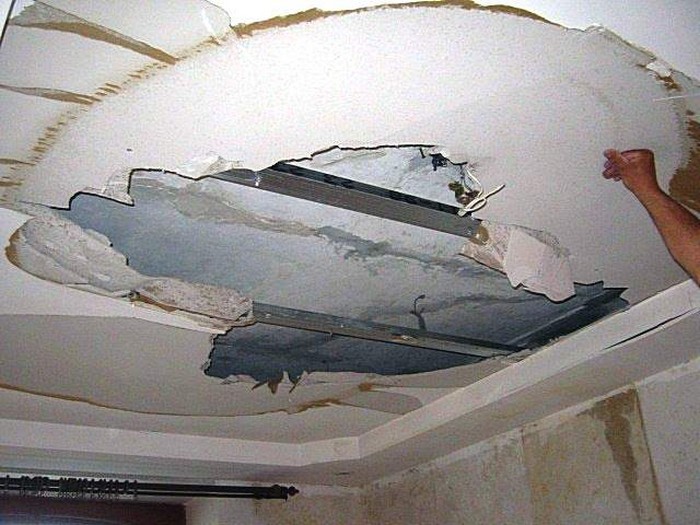 Демонтаж гипсокартонных потолков