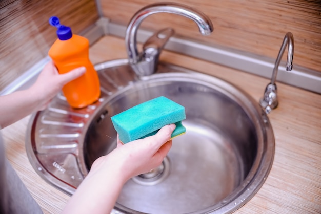 Не чистотой единой: практичные и полезные лайфхаки с губкой для мытья посуды
