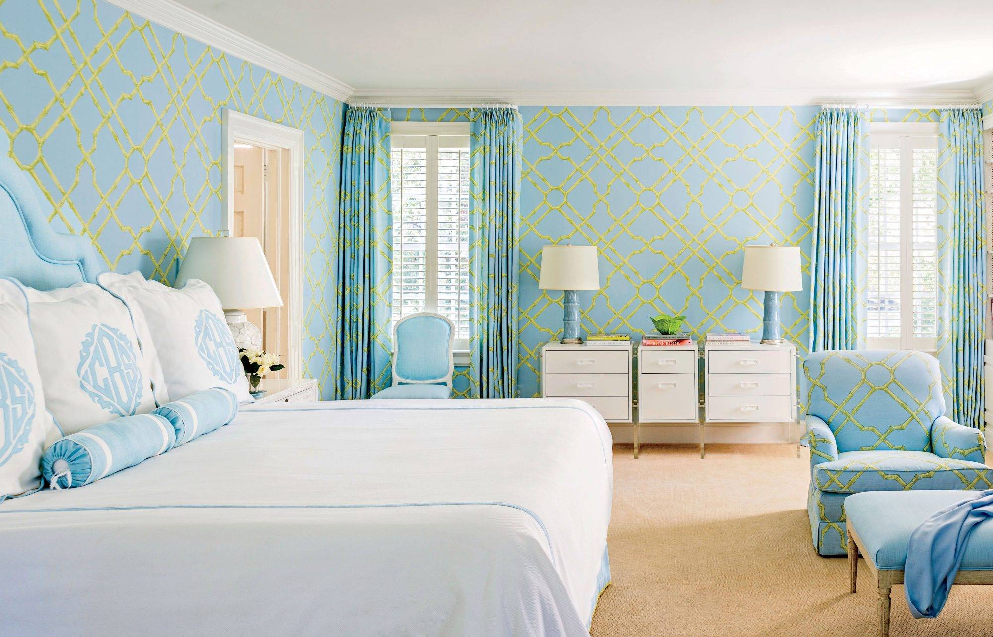 Голубые обои в интерьере (55 фото): бело-синие варианты для стен в гостиной, нежные оттенки цвета с золотом, узор в полоску, с чем сочетаются